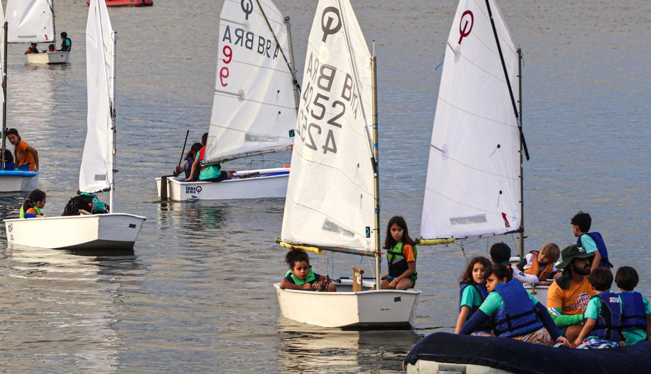 Crianças na escola de vela do Cabanga